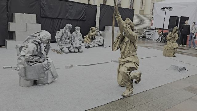 Уличный спектакль живых скульптур "Помнить" г.Томск 10.05.0205
