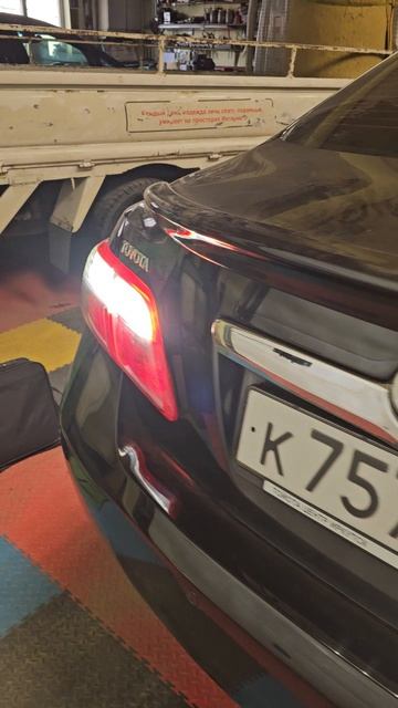 Двойные лампы  заднего хода в камри 40
