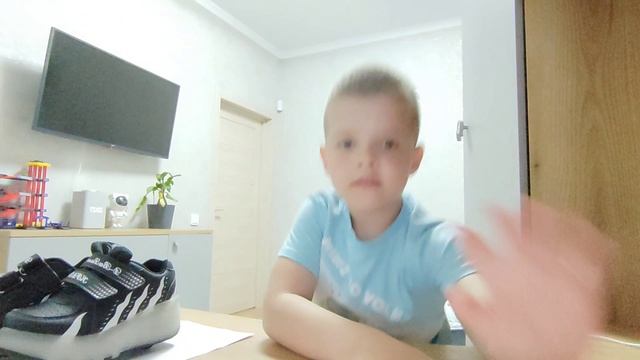 я делаю обзор на ботинки ролики