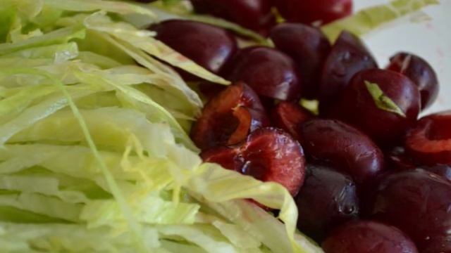 Салат с ветчиной и черешней