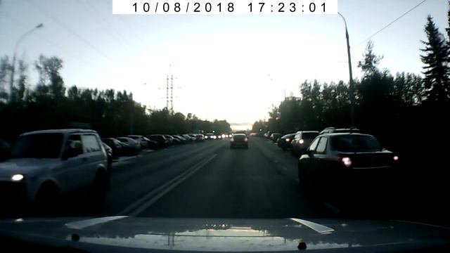 Наступил вечер, правая полоса занята.