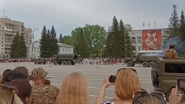 9 мая 2025 в Бердске, выступление военно-патриотического клуба. Работайте, братья! 🇷🇺 👩🚒