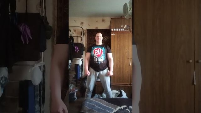 Поднимаю гири.