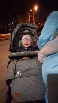 Сын смеётся