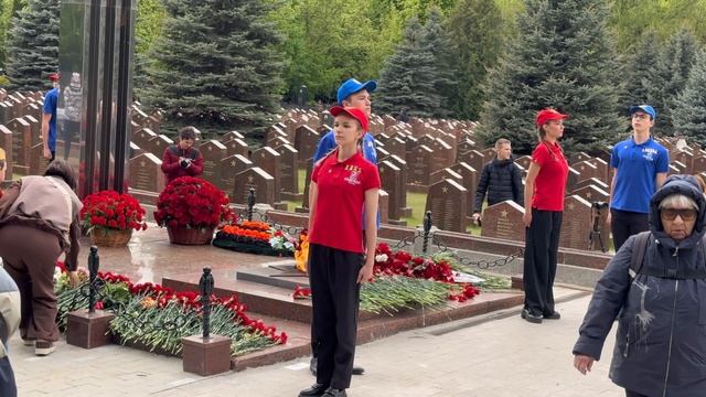 ВОЗЛОЖЕНИЕ ЦВЕТОВ У ВЕЧНОГО ОГНЯ В ДЕНЬ ПОБЕДЫ  | ПРЕОБРАЖЕНСКОЕ КЛАДБИЩЕ 9 МАЯ 2025