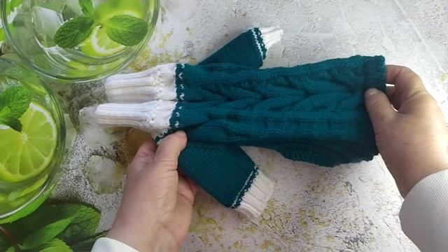 Свитер на собаку зеленый вязаный ручной работы