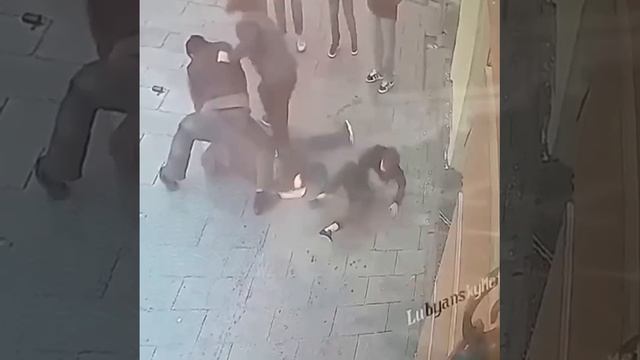 🔪Трое злоумышленников избили и ранили ножом мужчину в Москве🔪