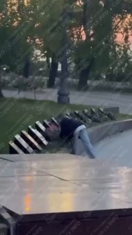 В Одессе малолетние дебилы, уничтожали и топтали цветы, принесенные Одесситами к Вечному Огню