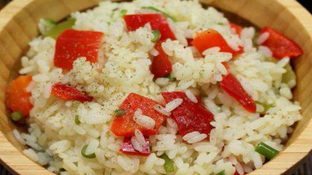 Гарнирный рис с перцем и чесночными стрелами