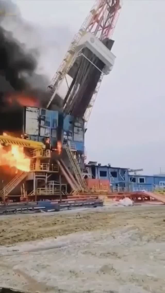 В Пуровском районе ЯНАО загорелась буровая с последующим падением вышки (ГНВП)⛲ 2 часть видео.