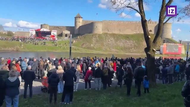 В Эстонии на набережной Нарвы, прошёл концерт,