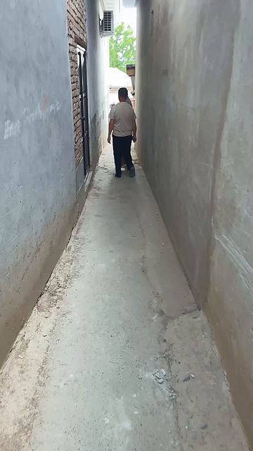 Самая узкая улица в Истаравшане .
