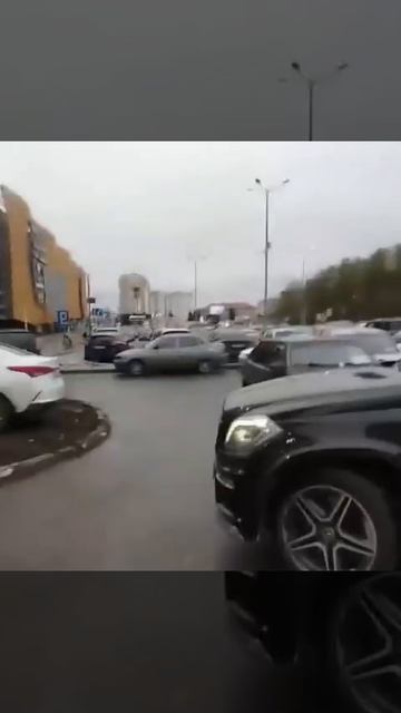 ⚡️В Екатеринбурге бородач напал на девушку-курьера