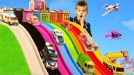 Дети играют с игрушечными машинками и горками