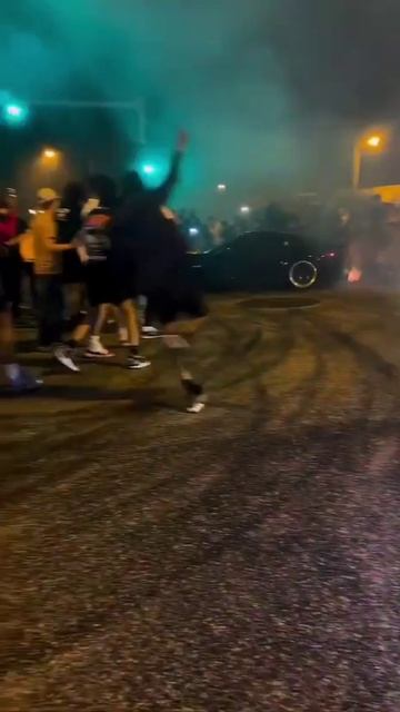 Похоже челы сохранились перед дрифт-шоу, иначе, как объяснить их поведение 🤔