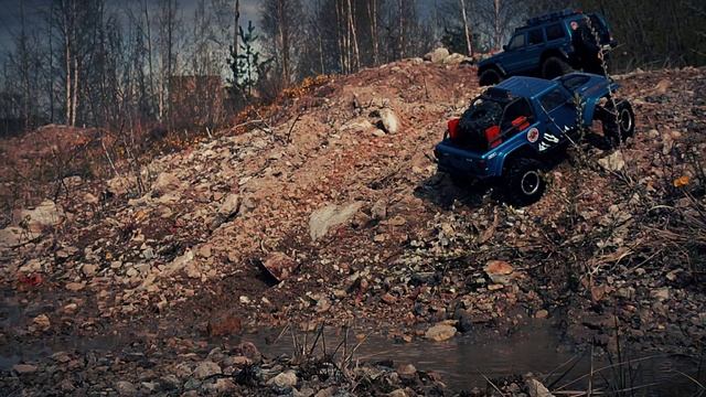 Радиоуправляемые хобби приключения Crossrc 4x4 модели EMO X Jeep Wrangler против X2 Cherokee