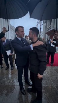 11-05-2025 Макрон обнял и поцеловал Зеленского в щеку — так они попрощались друг с другом в завершен