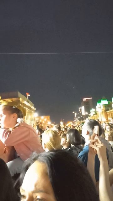 Праздничный салют на речном вокзале 9 мая 2025 г. , вид с пл. Ленина в Новосибирске