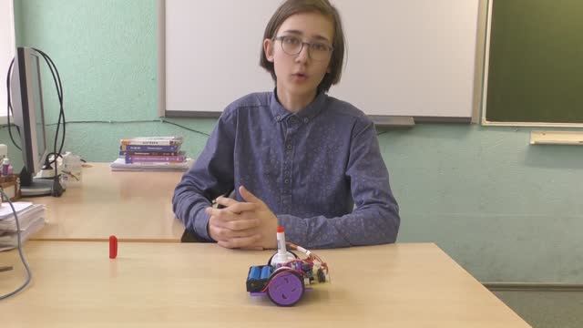 Михайлов Илья, ученик 7В класса 13 школы, выступает с презентацией робота - художника.