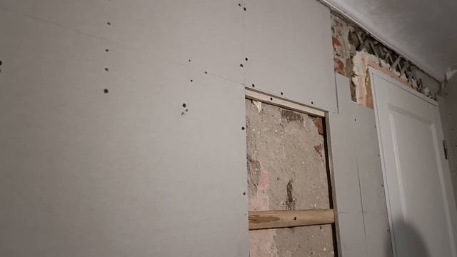 Купили и повесили сомнительную люстру для ванной. Зат?