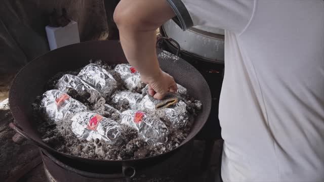 Малазийская уличная еда: Известный мастер приготовления курицы, запеченной в соли, в Малайзии. [4K]