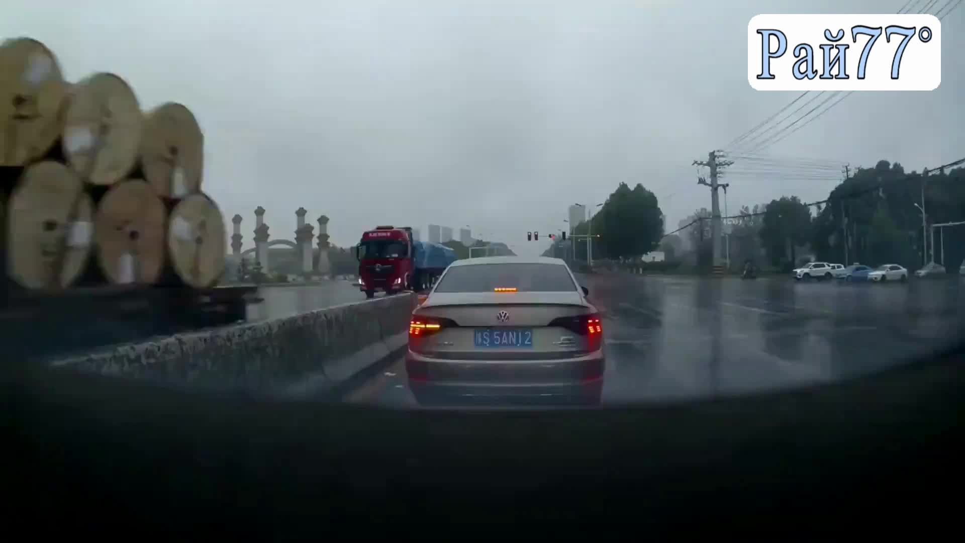 Барьер спас автомобилиста от угодившего на его легковушку грузовика