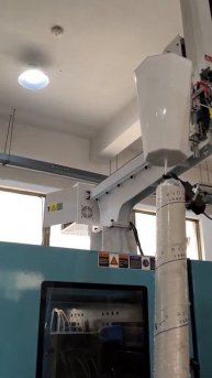 Производство садовых кашпо из ПП с обрезкой литника.