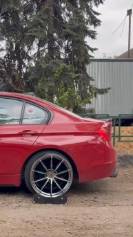 BMW F30 3 серии на примерке дисков в 19-ом диаметре