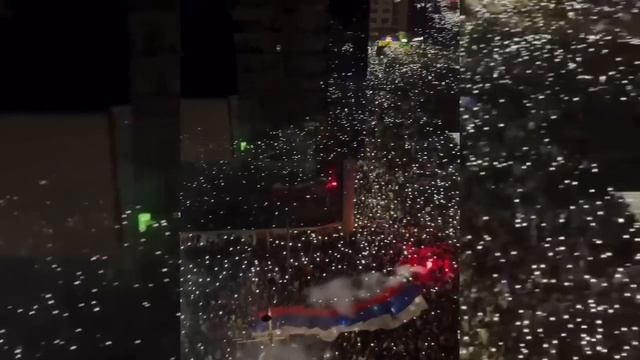 ПОЛИЦИЯ ПРИМЕНИЛА ОРУЖИЕ - МАССОВЫЕ БЕСПОРЯДКИ В СЕРБ?