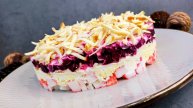 Салат Карнавал. Рецепт салата с крабовыми палочками и свёклой. Слоёный салат.