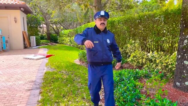 Лайк Настя играет в погоню за полицией