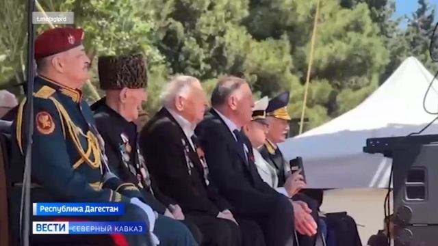 В Каспийские в честь юбилея Победы прошел военный парад