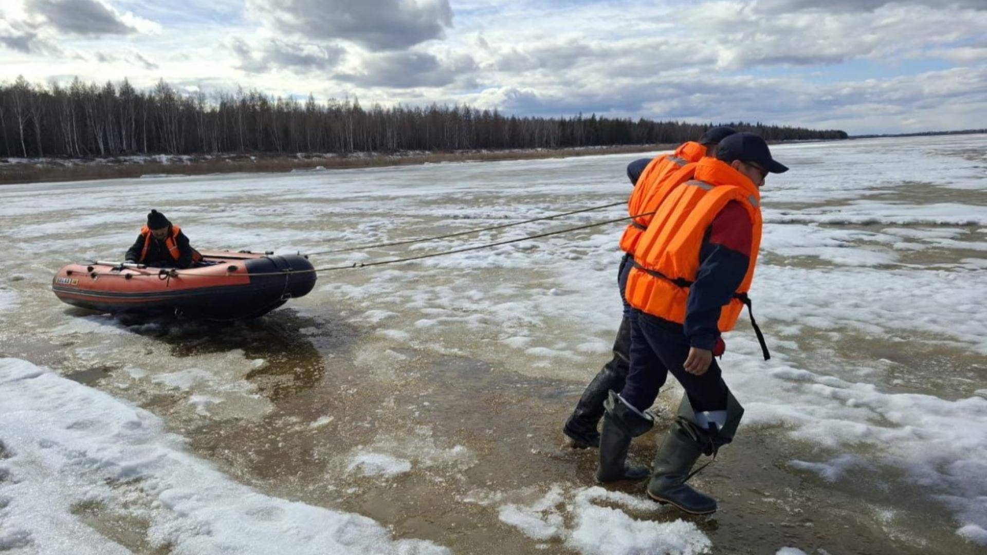 В Якутии на реке перевернулась лодка, один человек пропал без вести