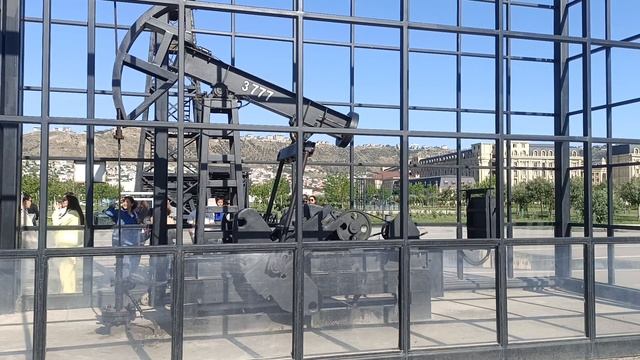 Действующая нефтяная скважина в городе Баку.