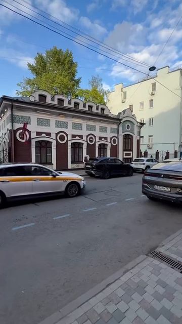Мы вышли со двора, Я поведу тебя в музей...