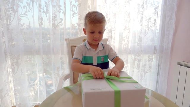 Рома и Диана Крутые подарки для Ромы! Открываем сюрпризы от ZetBox!