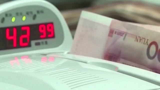 В международных транзакциях растёт доля юаня