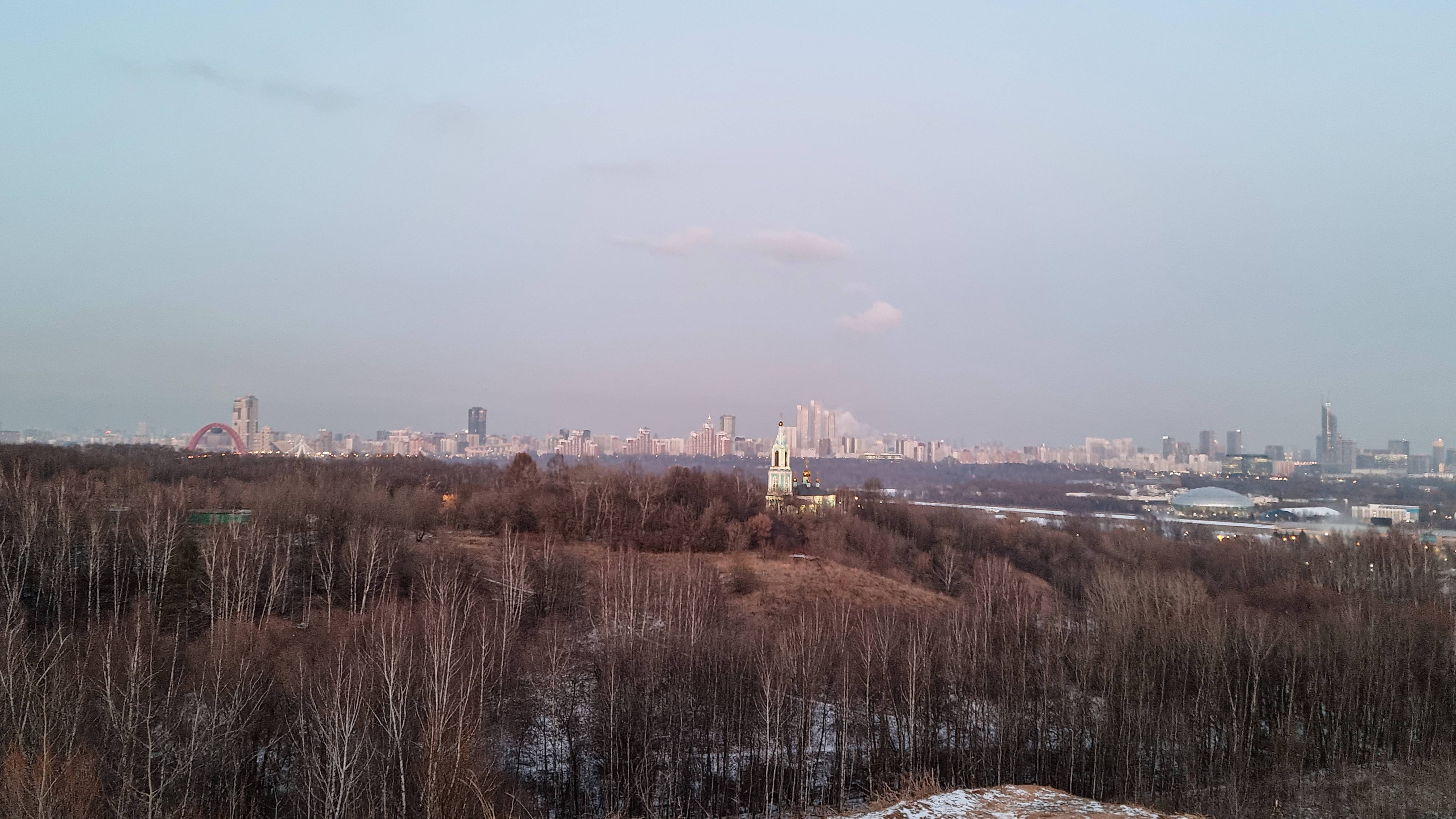 Вид на город с парка Крылатские холмы