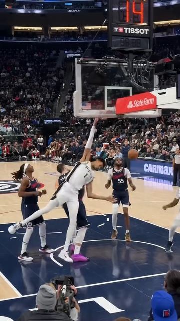 CP3 finds Wemby for an UNREAL one-handed oop!