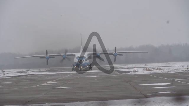 Самолет Ан-12 без одного колеса совершил посадку в Ком?