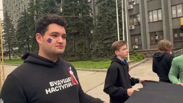Молодёжь Макеевки развернула большие полотнища в цветах флага ко Дню Республики