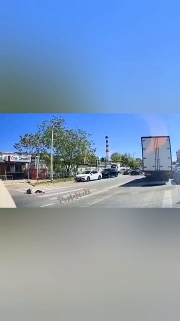 школьница на пешеходном переходе