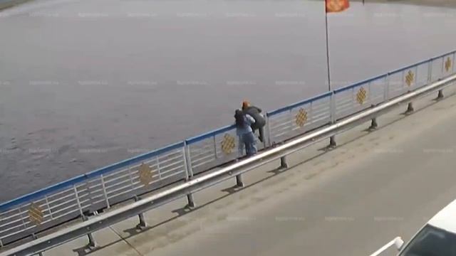 Сотрудник МЧС Тувы спас девушку, готовившуюся к прыжку с моста в Кызыле, столице Республики Тыва.