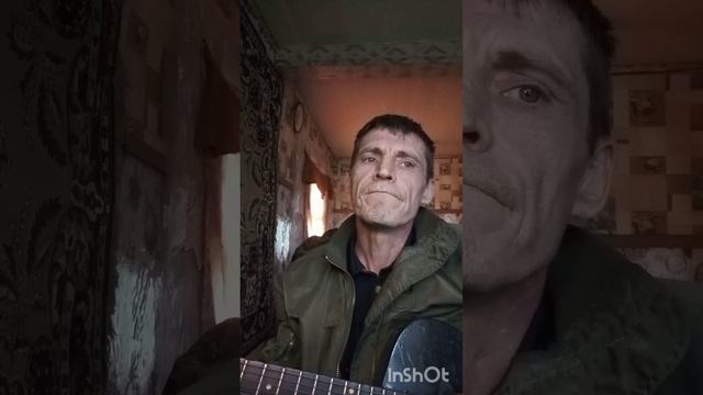 В поле маки.