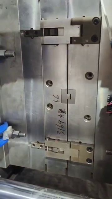 Литье рукояток зубных щеток на ТПА Threeplast