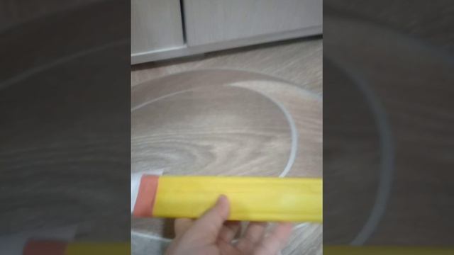 мы играем с папой вышибалы и как я строю домик 😁