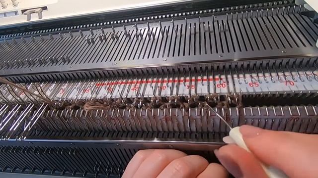 Как поднять петли промышленной резинки, если срезалось полотно. Траблы двухфонтурного вязания.