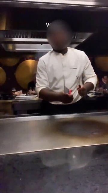 Ловкий повар умело обращается с ножами во время готовки #shorts