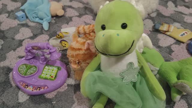 играем в мягкие игрушки и телефон для детей