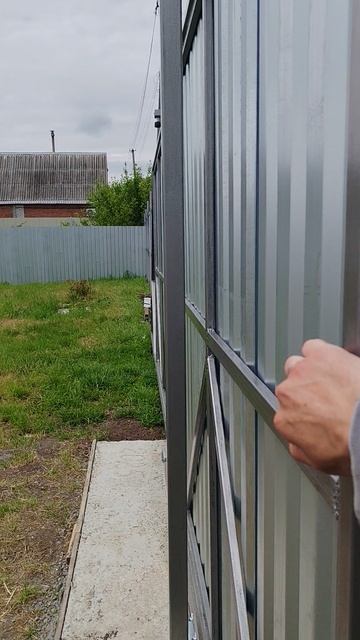 Сделал откатные ворота, огородил участок забором с профлиста 2м. Делал впервые.